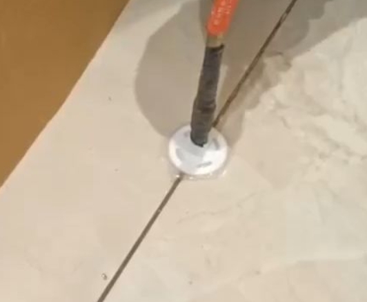 娄烦瓷砖空鼓维修公司专业解答瓷砖在铺贴过程中，如果没有涂抹均匀到位的粘结材料（如水泥砂浆或瓷砖胶），可能会导致以下问题