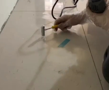 娄烦瓷砖开裂维修公司专业分享瓷砖在铺贴前如果没有沥干水分，将会导致以下问题